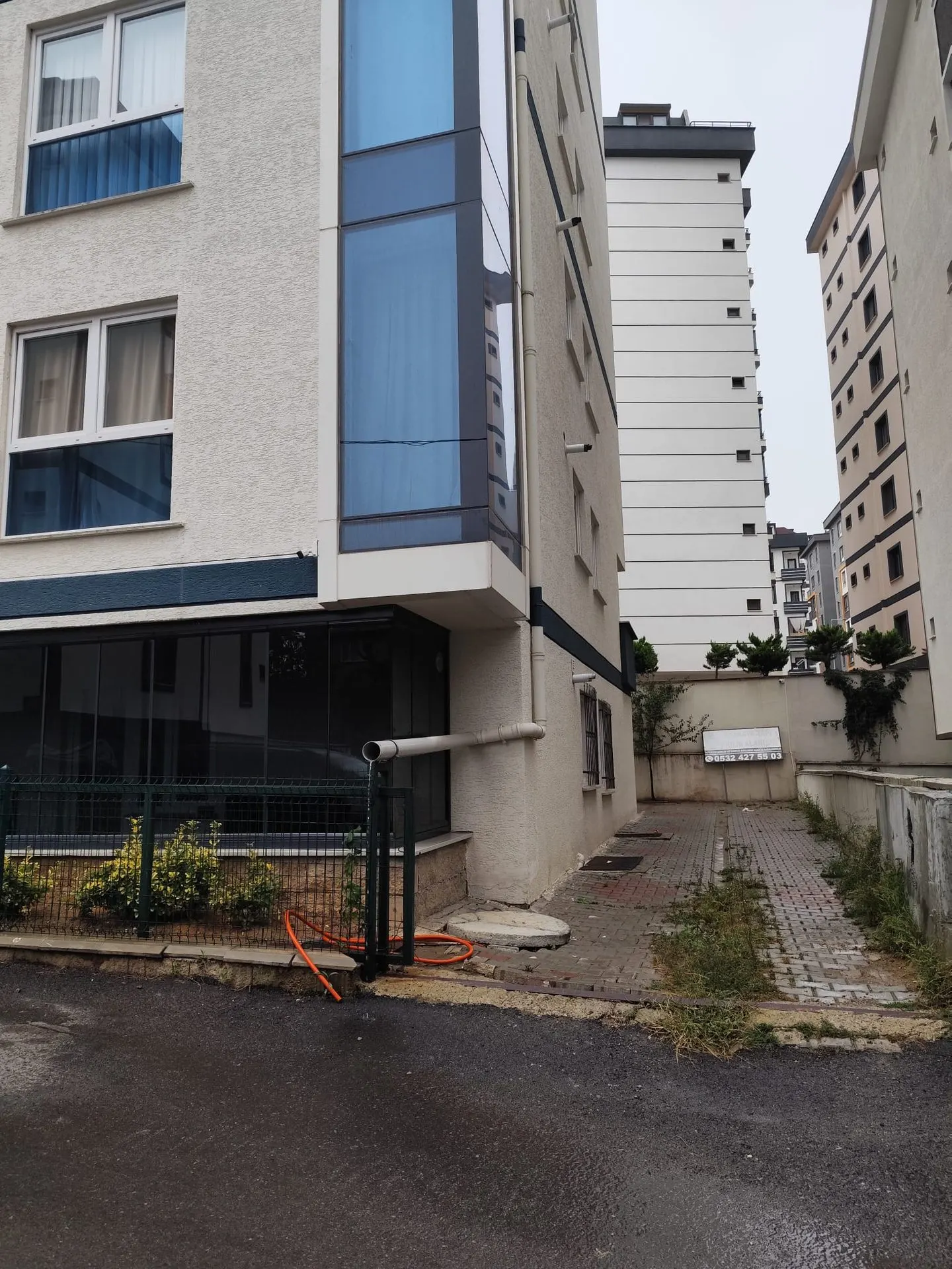 Bina yan cephesi ve bahçe